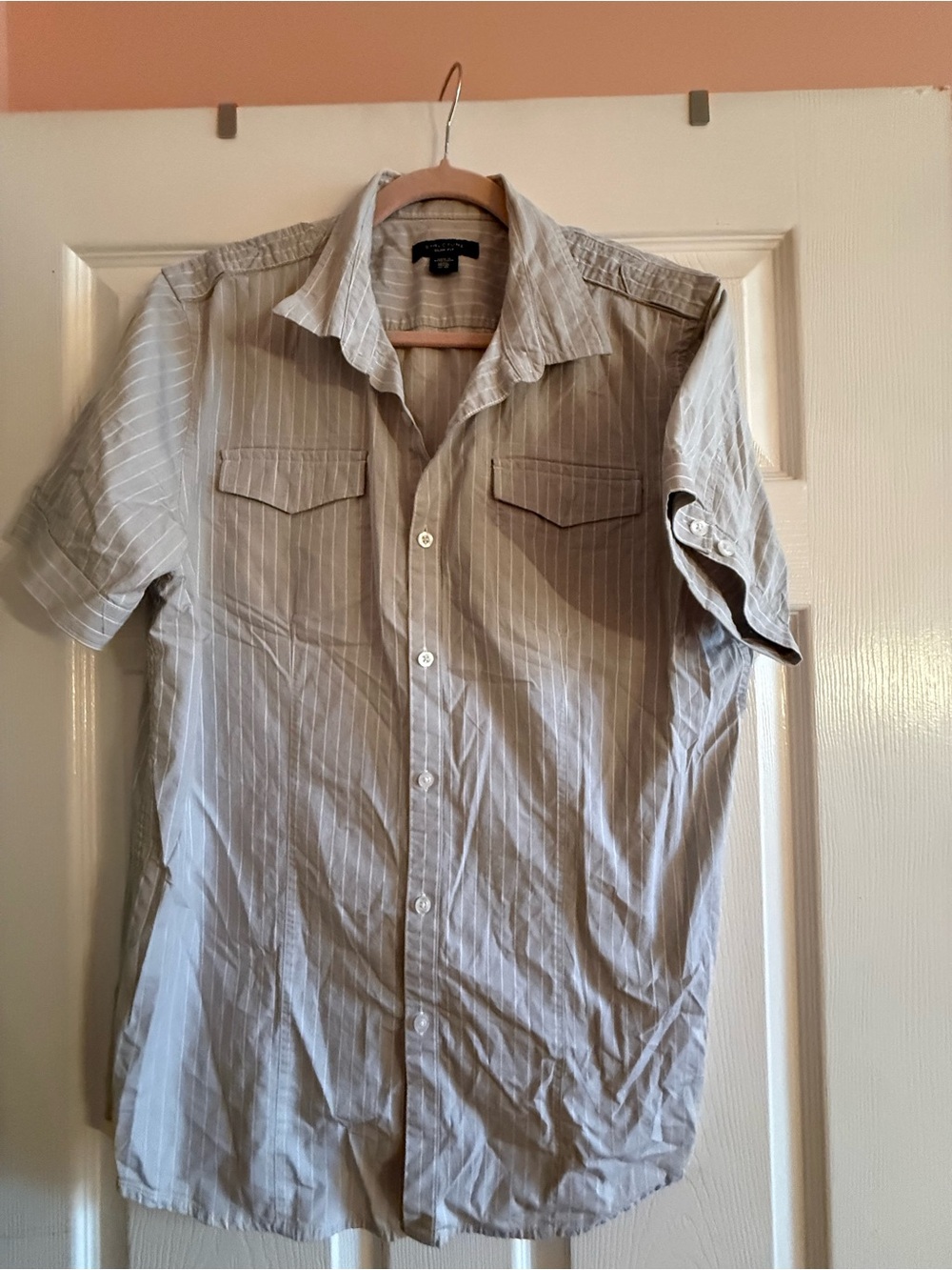 Structure Slim Fit Men’s Short-Sleeve Button-Down Shirt in Light Gray Pinstripe